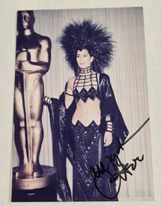 Famoso Vestido Oscar Firmado por CHER Bob Mackie) 4x6" Autógrafo De Colección  - Imagen 1 de 5