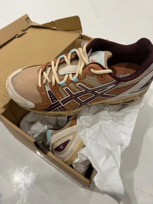 Asics Gel Nimbus Herren Sneaker, Dune/Port Royal - UK 9 - NEU / Karton beschädigt - Bild 1 von 4