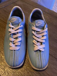 Nike Vintage Women Bowling Shoes Sky Blue with Silver Swoosh  Size 8.5