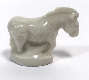 Estatuilla de té de rosa roja de Inglaterra de pie cebra blanca Wade Whimsies - Imagen 1 de 9