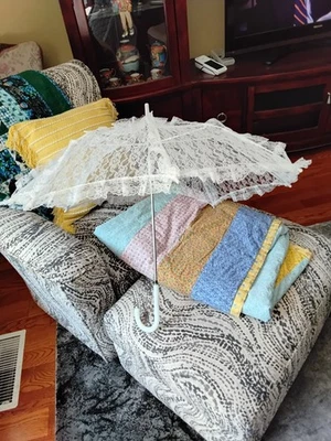 Белый кружевной зонтик с белой ручкой-крючком, металлическая фурнитура - Изображение 1 из 3