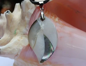 P66 Muschel Perlmutt Perlen Schmuck Anhänger Collier mit Schnur Halskette Kette - Bild 1 von 1