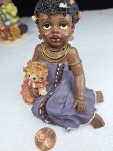 Afroamerikanisches Mädchen 5 Zoll große Figur in lila Kleid mit Pferdeschwänzen - Bild 1 von 8