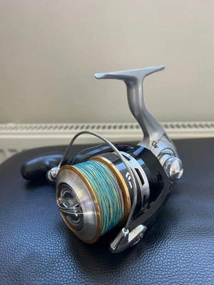 Carrete giratorio Daiwa Crest 4000 suave duradero rendimiento confiable Japón - Imagen 1 de 4