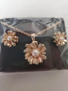 Avon Perlen Blume Gold Halskette und Ohrring Schmuck Set Signature Collection Neu im Karton - Bild 1 von 5