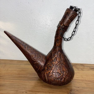 Botella de whisky envuelta en cuero vintage jarra Miguel De Cervantes - forma rara - Imagen 1 de 7