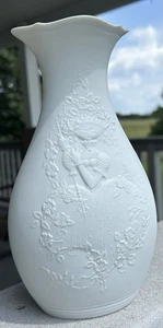 Kaiser Matte White Porcelain Bisque Vase Queen Flowers Bjorn Wiinblad 8.5 - Picture 1 of 11