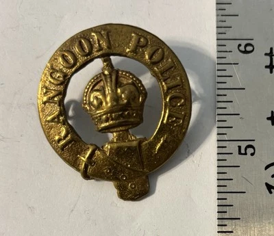 Insignia obsoleta de gorra de policía de Rangún King’s Crown anterior a 1948 Foto 1 de 2