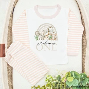 Pijama de cumpleaños personalizado beige jungla arco iris - Imagen 1 de 5