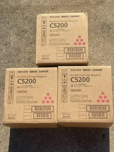 Ricoh Pro C5200S Kaseta z tonerem purpurowym Oryginalny NOWY ZAPIECZĘTOWANY x3 - Zdjęcie 1 z 1