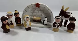 Set Natività Fatto a Mano Unico Legno Intagliato A Mano Eschimese Igloo Alce Pinguino Presepe - Foto 1 di 7