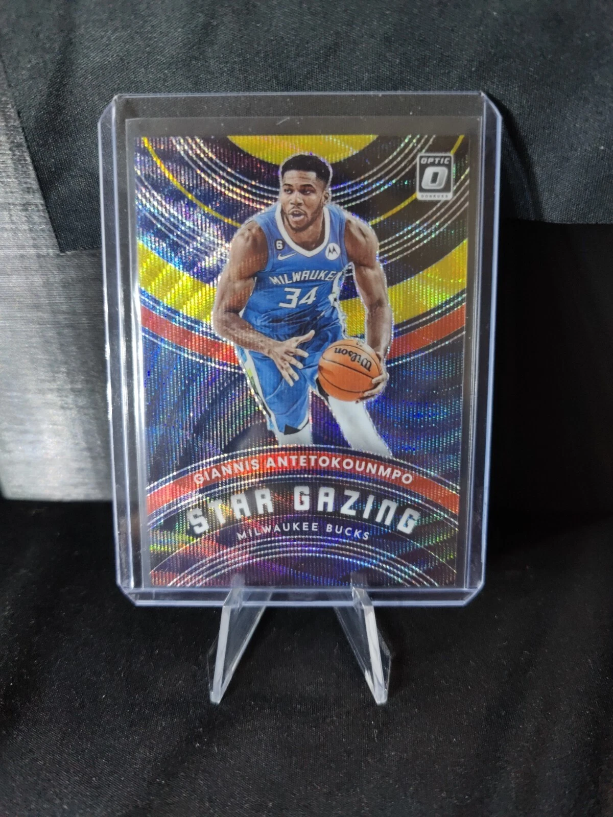 2022-23 Optic Giannis Antetokounmpo Star Gazing Red Gold Wave /99 MIL Bucks