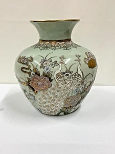 Vintage orientalische Celadon grüne & goldverkrustete Pfauenvase - Bild 1 von 6