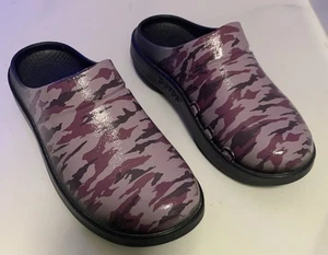 Oofos Oocloog Womens 9/Mens 7 Purple Camo Recovery/Support Clogs - Picture 1 of 5