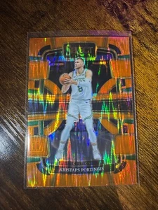 2023-24 Panini Select - Concourse Kristaps Porzingis #62 Orange Flash Prizm - Picture 1 of 2