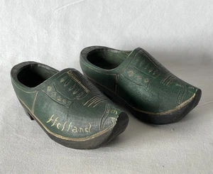 Par de zuecos vintage hechos a mano pintados verdes 1944 de madera recuerdo de Holanda - Imagen 1 de 13