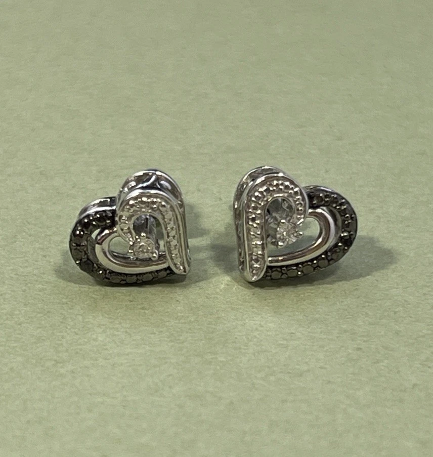 Aretes con corazón de diamantes Kay Jewelers de plata de ley rollo abierto negro blanco Foto 1 de 4