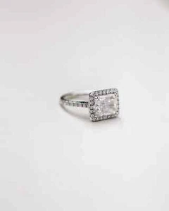 Anillo de compromiso para mujer moissanita corte radiante halo de plata esterlina de este a oeste - Imagen 1 de 3
