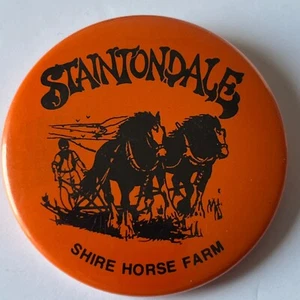 Staintondale Shire Horse Farm Souvenir Pin Anstecknadel North Yorkshire England - Bild 1 von 2