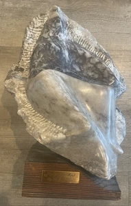 "Dama de la Niebla de Leon Saulter escultura de granito montada grande 15"" x 9""" - Imagen 1 de 11