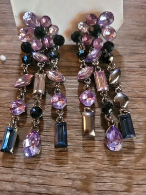 Pendientes de araña colgantes de flores moradas y negras con poste perforado trasero... Foto 1 de 4