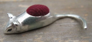 Ein süßes massives Silber 925 Antik Stil Maus Nadelkissen - roter Samt - Bild 1 von 5