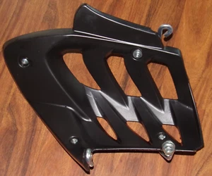 PROTECTOR DE PIE DERECHO YAMAHA RAPTOR 700, POZO DE TALÓN, SOLAPA 13-23, 1PE-F1691-00-00 - Imagen 1 de 3