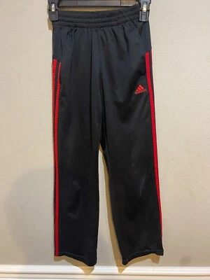 Pantalones deportivos Adidas para niños con logotipo negro y rojo talla S 8 calce Foto 1 de 4
