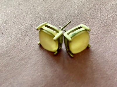 Tachuelas blancas Foto 1 de 3