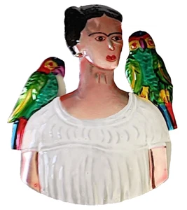 Ornamento - Frida Kahlo, latta dipinta a mano, 5,5" per 4", Messico, può variare un po' - Foto 1 di 1