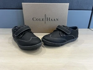 Neu im Karton Jungen Cole Haan Anthony Jasper Riemenverschluss schwarze Schuhe Größe 9 Kleinkind - Bild 1 von 4