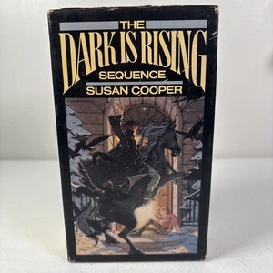 1986 Collier Books THE DARK IS RISING SEQUENCE 4 Book Box Set by Susan Cooper - Foto 1 di 10