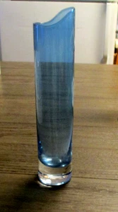 Jarrón vintage de vidrio azul con borde inclinado de 11 pulgadas de alto - Imagen 1 de 6