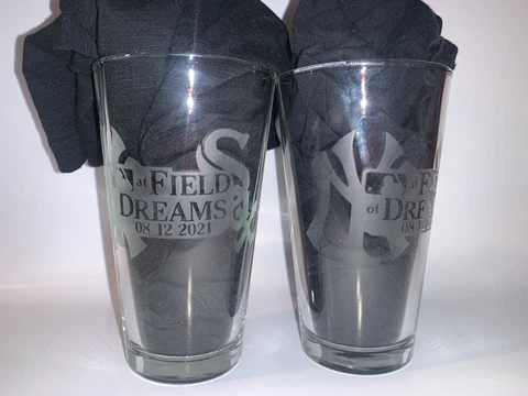 MLB FIELD OF DREAMS GAME YANKEES WHITE SOX DYERSVILLE IOWA 2 ETCHED PINT GLASSES Cover