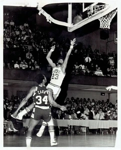 TYPE 1: 1975 Press Photo New Orleans Jazz Aaron James Cleveland Cavs Austin Carr - Picture 1 of 2