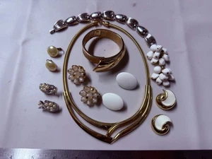 Collection Lot Great Variety Vintage CROWN TRIFARI Designer Signed Jewelry - F9 - Picture 1 of 5