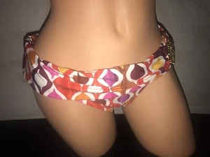 TRINA TÜRKISCH ROT OGEE DESIGNER GEBÄNDERTE SCHÄRPE BIKINI UNTERTEIL MIT GOLD NEU OHNE ETIKETT GRÖSSE 8 - Bild 1 von 10
