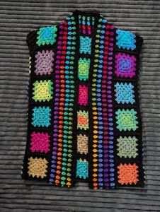 Handgefertigte Granny Square Häkel Strickjacke vorne offen schwarz bunt - Bild 1 von 4
