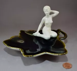 VINTAGE SIGNED HOLLAND GLAZED CERAMIC NUDE WOMAN POSING SITTING ON LEAF PIN TRAY - Picture 1 of 9