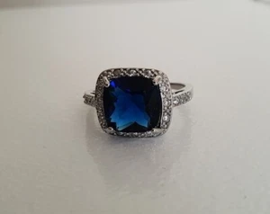 Blauer Ring mit simulierten Edelsteinen quadratisch mit erhöhten Schultern - Bild 1 von 6