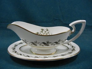 Royal Worcester Bernina Pattern Z2164 Gravy Boat with Separate Underplate - Picture 1 of 4