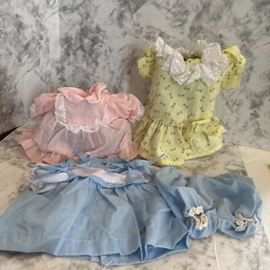 Lote de ropa vintage para muñecas Cabbage Patch niños azul rosa amarillo vestidos florales - Imagen 1 de 21