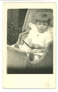 RPPC Portrait süßer Junge im Weidenkinderwagen Echtfoto Postkarte - Bild 1 von 2