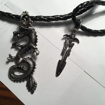 Colares de 2ª geração com colar de couro com metal tom prata - Imagem 1 de 3