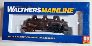 HO Scale Walthers Mainline GATX 910-1113 36' 3-Dome Tank Car - Picture 1 of 3