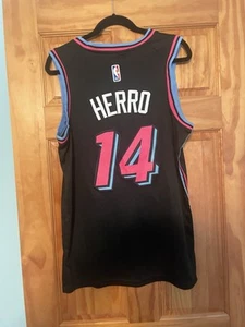 Schwarzes TYLER HERRO Miami Nights Basketball Trikot, Größe: 48 - Bild 1 von 17