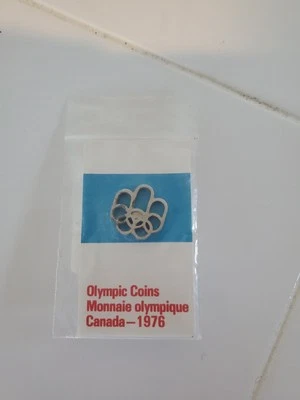 Prendedor con logotipo de placa de oro de los Juegos Olímpicos de Montreal 1976 - nuevo en tarjeta Foto 1 de 2