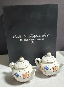 Mackenzie Childs Blanco Flower Market Tetera Sal y Pimienta Set 3.25" ¡NUEVO EN CAJA! - Imagen 1 de 4