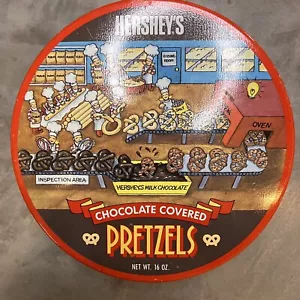 Pretzels redondos cubiertos de chocolate Great American Chocolate 1992 lata Hershey's de colección 7" - Imagen 1 de 7