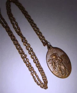 ¡COLGANTE CONMEMORATIVO DE COLECCIÓN APOLLO MOON WALK 1969! - Imagen 1 de 5